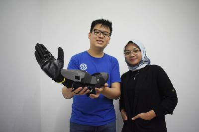 Tim  Karla Bionics, Andy Lucky dan Alya Hanun menunjukan tangan palsu fungsional bertenaga baterai di Bandung, Jawa Barat, 10 November 2022. TEMPO/Prima mulia