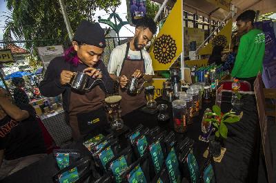 Pelaku usaha mikro kecil dan menengah (UMKM) mengikuti Halal Food Festival di Taman Cahaya Bumi Selamat, Kabupaten Banjar, Kalimantan Selatan, 15 Oktober 2022.  ANTARA/Bayu Pratama S