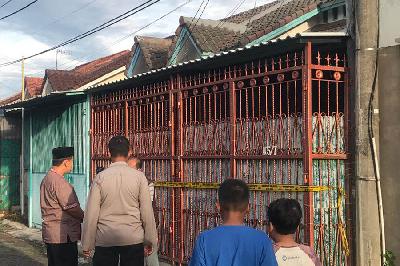 Polisi berada di depan rumah satu keluarga yang ditemukan meninggal di Perumahan Citra Satu Kalideres, Jakarta, 11 November 2022. TEMPO/ Magang/ Timothy Nataniel