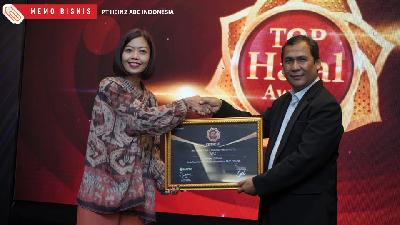 Head of Legal, Corporate & Regulatory Affairs, Kraft Heinz Indonesia & Papua New Guinea Mira Buanawati, mewakili perusahaan menerima penghargaan Top Halal Award 2022.