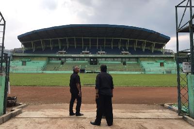 Kepala Dinas Pemuda, Olahraga dan Pariwisata Kota Malang, Baihaqi memeriksa perawatan dan pemeliharaan stadion Gajayana Malang Kamis 10 November 2022. TEMPO/ Eko Widianto