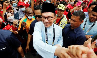 Anwar Ibrahim bertemu pendukungnya untuk mengikuti pemilihan umum Malaysia di Tambun, Perak, Malaysia 5 November 2022. REUTERS/Hasnoor Hussain