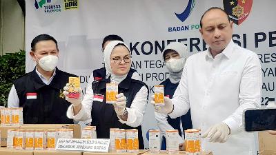BPOM dan Bareskrim Polri menyita obat sirop dan bahan baku zat pelarut Propylene Glikol (PG) dan Etylen Glikol (EG) di PT Yarindo Farmatama, Serang, Banten, 31 Oktober 2022. TEMPO/Joniansyah Hardjono