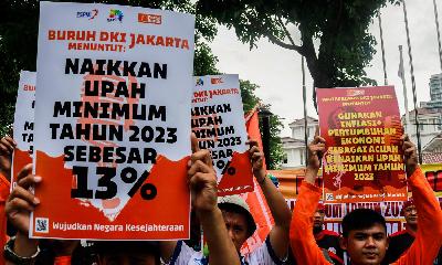Aksi buruh menuntut kenaikan upah minimum sebesar 13 persen, di depan Balai Kota DKI Jakarta, 10 November 2022. ANTARA/Darryl Ramadhan