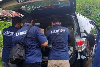 Puslabfor Mabes Polri memeriksa rumah tempat satu keluarga ditemukan meninggal di Kalideres, Jakarta Barat, 13 November 2022. ANTARA/Walda