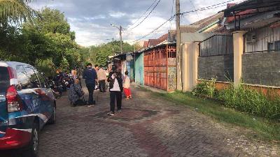 Wartawan berkumpul di depan rumah satu keluarga yang ditemukan meninggal di Perumahan Citra Satu Kalideres, Jakarta, 11 November 2022. TEMPO/Magang/Timothy Nataniel