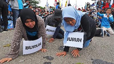 Workers put on a theatrical performance when protesting in front of the office of the Governor of Banten in Serang, November 30, 2021. They were demanding a wage increase of 13.5 percent for 2022 and rejected mass layoffs.
ANTARA PHOTO/Asep Fathulrahman/File Photo
