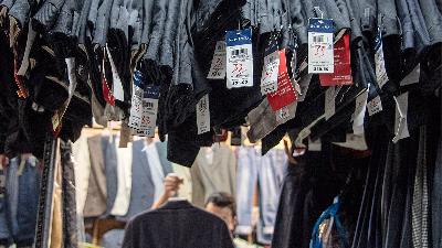 Imported used clothing at the Senen Market, Jakarta, July 8. Many are still interested in these products due to their low price, even though the government has banned the import of used clothing.
ANTARA PHOTO/Muhammad Adimaja
