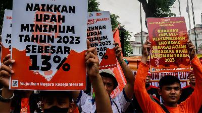 Protesters from labor groups carry posters during a protest in front of Jakarta City Hall, November 10.
ANTARA PHOTO/Darryl Ramadhan
