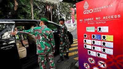Indonesian soldiers check a car entering the Media Center ahead of the G20 Summit in Nusa Dua, Bali, Indonesia, November 13, 2022. REUTERS/Willy Kurniawan