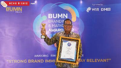 Direktur Operasional PNM Sunar Basuki mewakili perusahaan menerima penghargaan pada acara BUMN Branding & Marketing Award 2022 Tahun ke-10, Rabu, 9 November 2022.