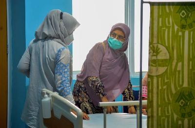 Dokter mengecek kondisi anak yang dirawat dengan dugaan gagal ginjal akut di RSUP Dr.M.Djamil, Padang, Sumatera Barat, 20 Oktober 2022. ANTARA/Iggoy el Fitra