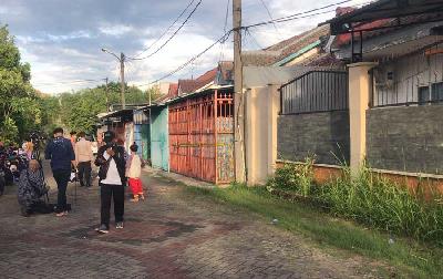 Wartawan berkumpul di depan rumah satu keluarga yang ditemukan meninggal di Perumahan Citra Satu Kalideres, Jakarta, 11 November 2022. TEMPO/ Magang/ Timothy Nataniel