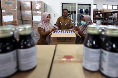 Petugas Dinas Kesehatan Kota Banda Aceh mengumpulkan obat jenis sirop yang dihentikan sementara distribusinya di gudang farmasi, Banda Aceh, Aceh, 24 Oktober 2022. ANTARA/Irwansyah Putra