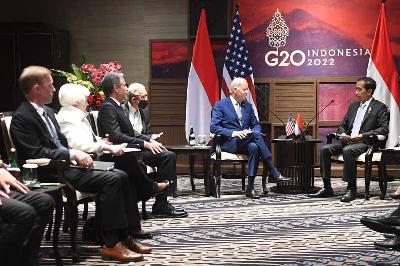 Presiden Joko Widodo (kanan) dan Presiden Amerika Serikat Joe Biden di sela rangkaian kegiatan KTT G20 Indonesia di Nusa Dua, Bali, 14 November 2022. ANTARA/Media Center G20 Indonesia/Akbar Nugroho Gumay