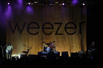 Pementasan grup musik asal Amerika Serikat, Weezer, di Lapangan D, Senayan, Jakarta, 2013. Dokumentasi TEMPO/STR/Seto Wardhana