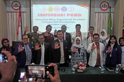 Sejumlah perwakilan dari organisasi profesi kesehatan melakukan gerakan simbol penolakan saat konferensi pers di Kantor IDI setempat, Kudus, Jawa Tengah, 3 November 2022. ANTARA/Yusuf Nugroho