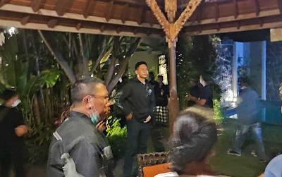 Sekelompok orang yang mengaku Pecalang dan sebagian diduga polisi mendatangi aktivis LBH dan YLBHI di sebua vila di kawasan Sanur, Bali, 13 November 2022. Dok YLBHI