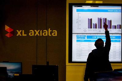 Petugas mengamati data mobilitas pengguna XL di XL Center, XL Axiata Tower, Jakarta, 18 Agustus 2021. Tempo/Tony Hartawan