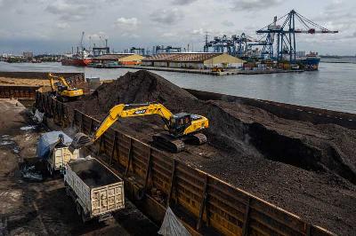 Bongkar muat batubara di pelabuhan Tanjung Priok, Jakarta, 4 Agustus 2022. Tempo/Tony Hartawan