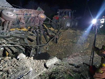 Sebuah kendaraan yang rusak di lokasi ledakan di Przewodow, sebuah desa di Polandia timur dekat perbatasan Ukraina. Reuters