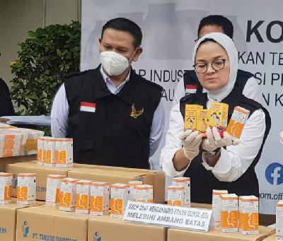 Ketua BPOM RI Penny Lukito mengumumkan sirop merk Flurin dan Unibebi mengandung zat pelarut Propylene Glikol (PG) dan Etylen Glikol (EG) diambang batas di PT Yarindo Farmatama, Serang Banten, 31 Oktober 2022. Tempo/Joniansyah Hardjono