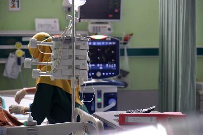 Dokter mengecek kondisi pasien anak penderita gagal ginjal akut di ruang Pediatrik Intensive Care Unit (PICU) Rumah Sakit Umum Daerah Zainal Abidin, Banda Aceh, Aceh, 21 Oktober 2022. ANTARA/Ampelsa