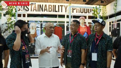 Menteri Koperasi dan UKM Teten Masduki mengunjungi stand Eiger pada pameran Side Event KTT G20 Indonesia di Bali yang bertajuk “Future SMEs Village: Local Wisdom for Global Sustainability”, Selasa, 15 November 2022.