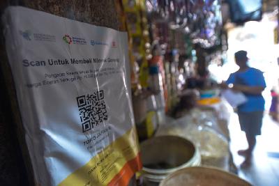 Penggunaan aplikasi Peduli Lindungi untuk pembelian minyak goreng di Pasar Kramat Jati, Jakarta, 28 Juni 2022. Tempo/Tony Hartawan