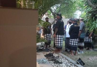 Sekelompok orang yang mengaku Pecalang dan sebagian diduga polisi mendatangi aktivis LBH dan YLBHI di sebuah vila di kawasan Sanur, Bali, 13 November 2022. Dok YLBHI