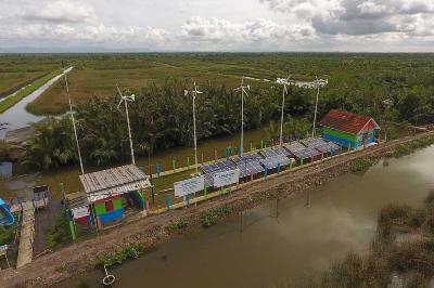 Pembangkit Listrik Tenaga Hybrid (PLTH) di Dusun Bondan, Desa Ujung Alang, Kampung Laut, Cilacap, Jawa Tengah, 24 Oktober 2022. ANTARA/Idhad Zakaria