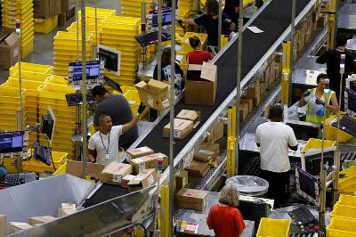 Pekerja menyortir produk yang tiba di Pusat Pemenuhan Amazon di Tracy, California. REUTERS/Robert Galbraith