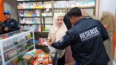 Petugas gabungan melakukan inspeksi mendadak apotek di Meulaboh, Aceh Barat, Aceh, 22 Oktober 2022. ANTARA/Syifa Yulinnas