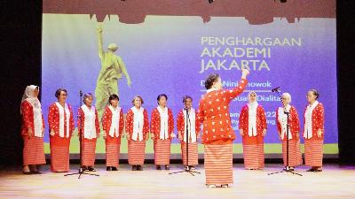 Penampilan Paduan Suara Dialita pada penganugerhan penghargaan Akademi Jakarta dalam kategori kelompok/komunitas atas sumbangsih pada dunia seni dan kemanusiaan, di TIM, Jakarta,  16 November 2022. TEMPO/MAGANG/Muhammad Ilham Balindra