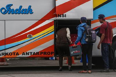 Penumpang menyimpan barang bawaan di dalam bagasi saat akan menaiki bus jarak jauh di Terminal Kampung Rambutan, Jakarta, 18 November 2022. TEMPO / Hilman Fathurrahman W