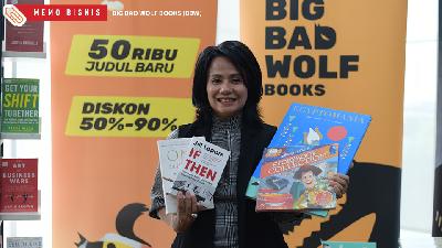 Presiden Direktur Big Bad Wolf Indonesia Uli Silalahi menunjukan beberapa buku yang ada di Bazar Buku Internasional Big Bad Wolf Books (BBW).