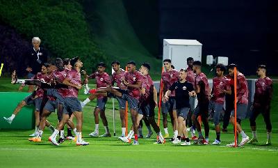 Tim sepak bola Qatar sedang berlatih di Doha, Qatar, 19 November 2022. REUTERS/Ibraheem Al Omari