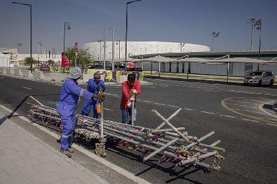 Pekerja konstruksi di Stadion Al Thumana, Doha, Qatar, 17 November 2022.. REUTERS/Marko Djurica