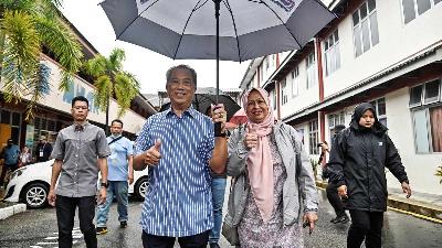 Muhyiddin Yassin dan istrinya Noorainee Abdul Rahman memberikan suara selama pemilihan umum, di Muar, Johor, Malaysia, 19 November 2022. Malaysian Department of Information/Nazri Rapaai/Handout via REUTERS 