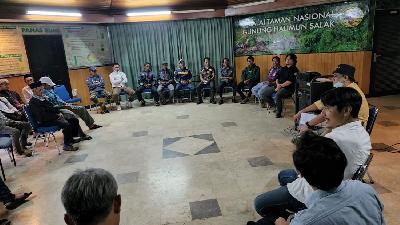 Kunjungan BPDLH dalam rangka pertemuan dengan para petani di Kantor Balai Taman Nasional Gunung Halimun Salak. (foto: Absolute Indonesia) 