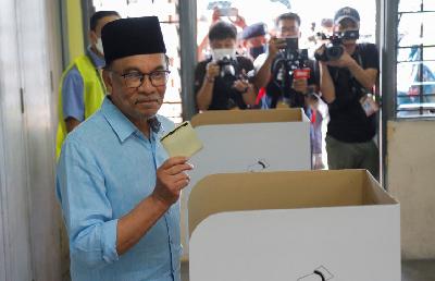 Anwar Ibrahim memberikan suaranya pada pemilihan umum di Permatang Pauh, Penang, Malaysia, 19 November 2022. REUTERS/Hasnoor Hussain