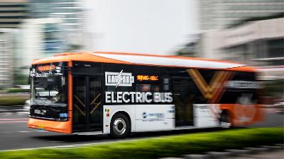 A Transjakara Electric Bus passes through the HI Roundabout, Jakarta, August 20.
ANTARA FOTO/Aprillio Akbar
