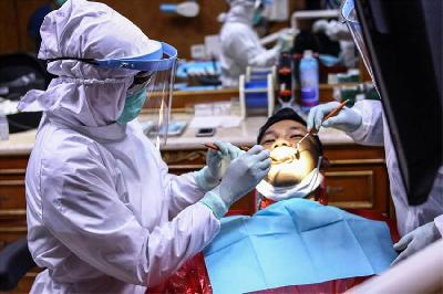Aktivitas praktek dokter gigi di salah satu klinik di Jakarta. ANTARA/Rivan Awal Lingga