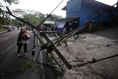 Tiang listrik yang roboh akibat gempa di Desa Cibeureum, Kabupaten Cianjur, Jawa Barat, 21 November 2022. ANTARA/Yulius Satria Wijaya