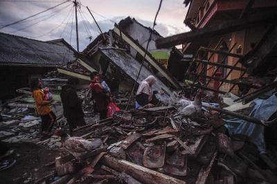 Bangunan yang rusak akibat gempa di Desa Cibeureum, Kabupaten Cianjur, Jawa Barat, 21 November 2022. ANTARA/Yulius Satria Wijaya