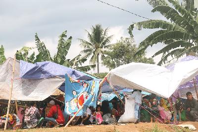 Warga terdampak gempa berada di posko pengungsian di Desa Sarampad, Kabupaten Cianjur, Jawa Barat, 22 November 2022. TEMPO/ Hilman Fathurrahman W