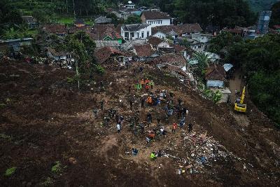 Petugas gabungan melakukan pencarian korban gempa di Cijendil, Kecamatan Cugenang, Cianjur, Jawa Barat, 23 November 2022. TEMPO/ Hilman Fathurrahman W