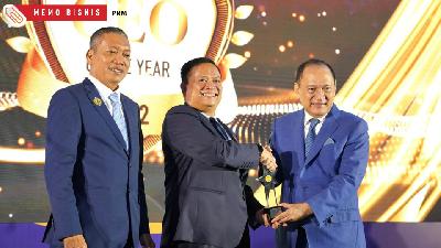 Direktur Utama PT PNM Arief Mulyadi (tengah) menerima penghargaan CEO of The Year pada acara Infobank TOP 100 CEO & The Next Leaders Forum 2022 di Hotel Pullman, Rabu, 23 November 2022.