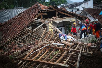 Petugas gabungan melakukan pencarian korban tertimbun longsor akibat gempa di Cijendil, Kecamatan Cugenang, Cianjur, Jawa Barat,  23 November 2022. TEMPO / Hilman Fathurrahman W