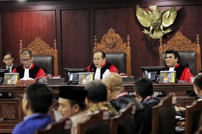 Hakim Mahkamah Konstitusi, Aswanto (tengah) bersama Hakim Anggota Mahkamah Konstitusi Saldi Isra (kiri) dan Manahan P Sitompul  saat memimpin sidang lanjutan Perselisihan Hasil Pemilihan Umum (PHPU) Legislatif 2019 di Gedung Mahkamah Konstitusi, Jakarta, 2019. TEMPO / Hilman Fathurrahman W